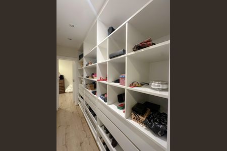 Casa para alugar com 456m², 4 quartos e 3 vagas Casa para alugar com 456m², 4 quartos e 3 vagasCloset Banheiro Suíte 1 e 2