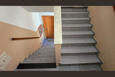 Apartamento para alugar com 60m², 2 quartos e sem vaga Apartamento para alugar com 60m², 2 quartos e sem vagaEscada