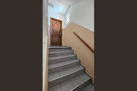 Apartamento para alugar com 60m², 2 quartos e sem vaga Apartamento para alugar com 60m², 2 quartos e sem vagaEscada