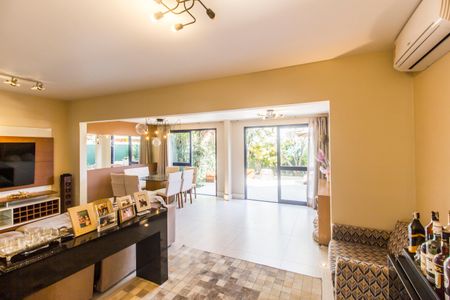Casa de condomínio à venda com 180m², 3 quartos e 2 vagas Casa de condomínio à venda com 180m², 3 quartos e 2 vagasSala