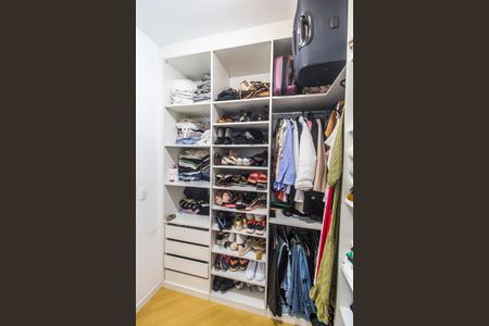 Casa de condomínio à venda com 180m², 3 quartos e 2 vagas Casa de condomínio à venda com 180m², 3 quartos e 2 vagasCloset da suíte