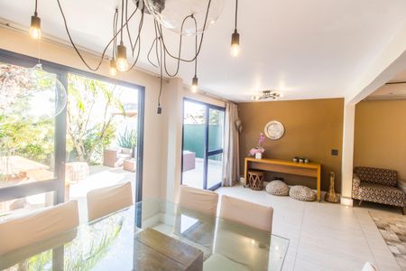 Casa de condomínio à venda com 180m², 3 quartos e 2 vagas Casa de condomínio à venda com 180m², 3 quartos e 2 vagasSala