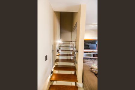 Casa de condomínio à venda com 180m², 3 quartos e 2 vagas Casa de condomínio à venda com 180m², 3 quartos e 2 vagasEscada