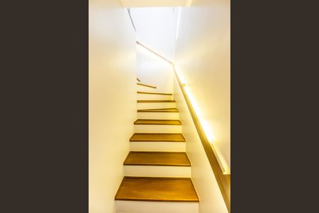 Casa de condomínio à venda com 180m², 3 quartos e 2 vagas Casa de condomínio à venda com 180m², 3 quartos e 2 vagasEscada