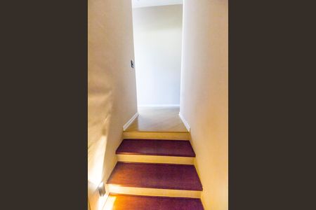 Casa de condomínio à venda com 180m², 3 quartos e 2 vagas Casa de condomínio à venda com 180m², 3 quartos e 2 vagasEscada