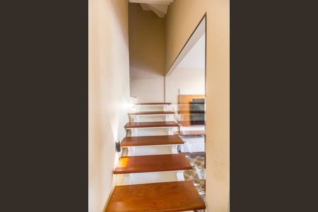 Casa de condomínio à venda com 180m², 3 quartos e 2 vagas Casa de condomínio à venda com 180m², 3 quartos e 2 vagasEscada