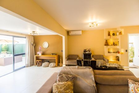 Casa de condomínio à venda com 180m², 3 quartos e 2 vagas Casa de condomínio à venda com 180m², 3 quartos e 2 vagasSala