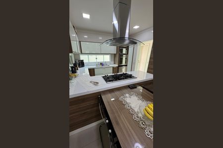 Casa de condomínio à venda com 320m², 4 quartos e 4 vagas