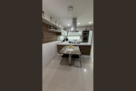 Casa de condomínio à venda com 320m², 4 quartos e 4 vagas