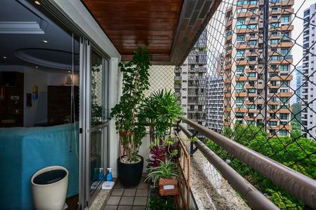 Apartamento à venda com 156m², 4 quartos e 3 vagasVaranda