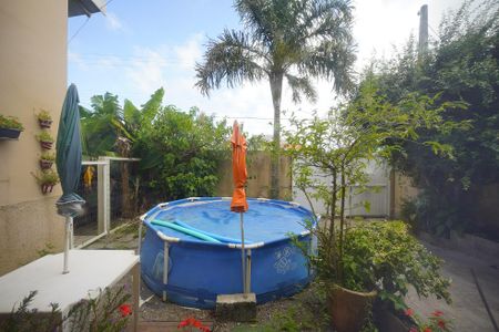 Sala - Vista de casa de condomínio para alugar com 3 quartos, 146m² em São João do Rio Vermelho, Florianópolis