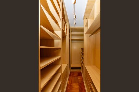 Casa à venda com 305m², 4 quartos e 4 vagasCloset da suíte