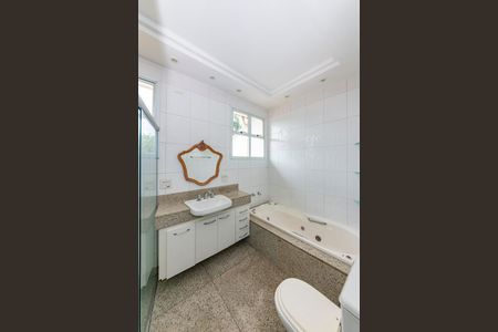 Casa à venda com 305m², 4 quartos e 4 vagasBanheiro da Suíte