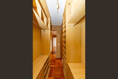 Casa à venda com 305m², 4 quartos e 4 vagasCloset da suíte