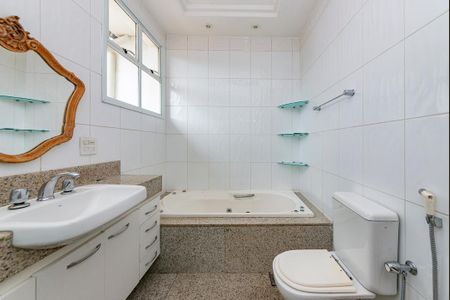 Casa à venda com 305m², 4 quartos e 4 vagasBanheiro da Suíte