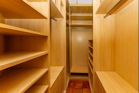 Casa à venda com 305m², 4 quartos e 4 vagasCloset da suíte