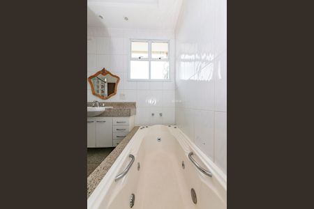 Casa à venda com 305m², 4 quartos e 4 vagasBanheiro da Suíte