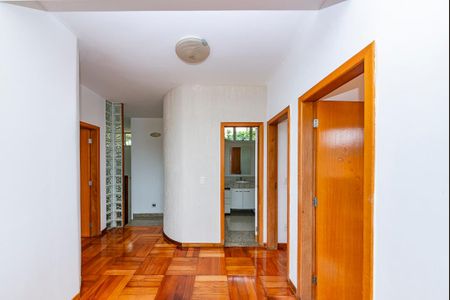 Casa à venda com 305m², 4 quartos e 4 vagasCorredor