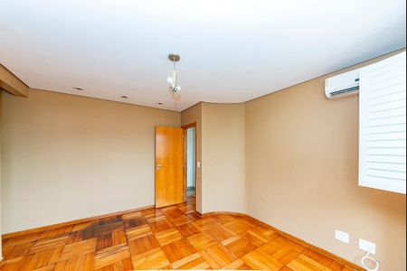 Casa à venda com 305m², 4 quartos e 4 vagasSuíte