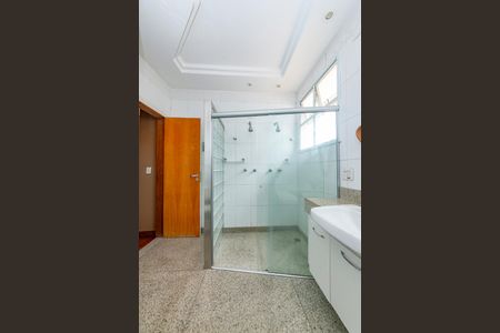 Casa à venda com 305m², 4 quartos e 4 vagasBanheiro da Suíte