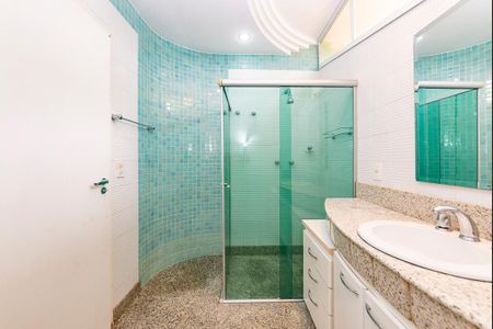 Casa à venda com 305m², 4 quartos e 4 vagasBanheiro Social 3