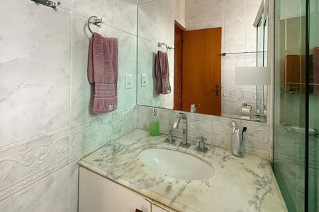 Apartamento à venda com 190m², 4 quartos e 2 vagas Apartamento à venda com 190m², 4 quartos e 2 vagasBanheiro da Suíte 1