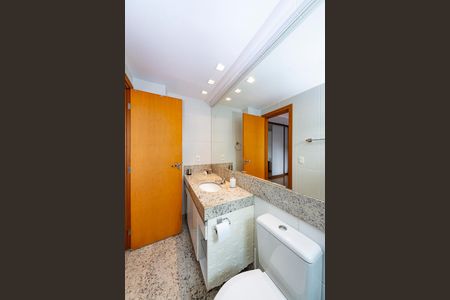 Apartamento à venda com 150m², 4 quartos e 3 vagas Apartamento à venda com 150m², 4 quartos e 3 vagasBanheiro da Suíte 1