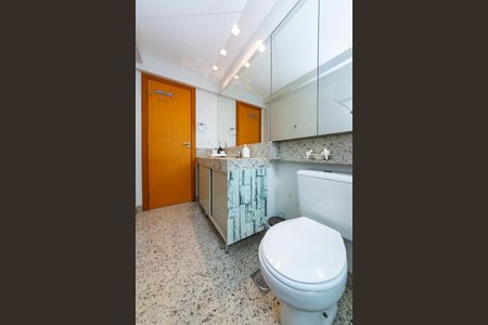 Apartamento à venda com 150m², 4 quartos e 3 vagas Apartamento à venda com 150m², 4 quartos e 3 vagasBanheiro da Suíte 2