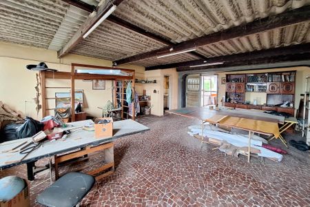 Casa à venda com 250m², 4 quartos e 2 vagas Casa à venda com 250m², 4 quartos e 2 vagasTerraço