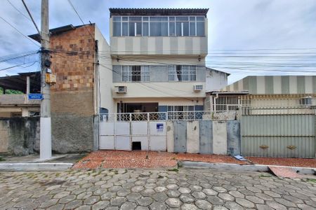 Casa à venda com 250m², 4 quartos e 2 vagas Casa à venda com 250m², 4 quartos e 2 vagasFachada