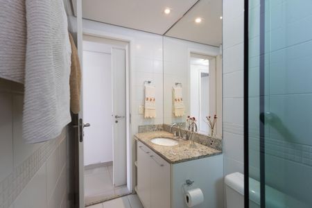 Apartamento à venda com 126m², 3 quartos e 2 vagas Apartamento à venda com 126m², 3 quartos e 2 vagasBanheiro do Corredor