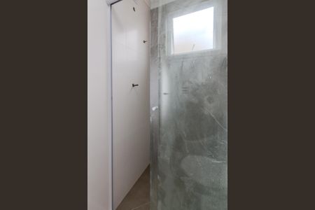 Banheiro de apartamento à venda com 1 quarto, 42m² em Santo Antônio, Porto Alegre