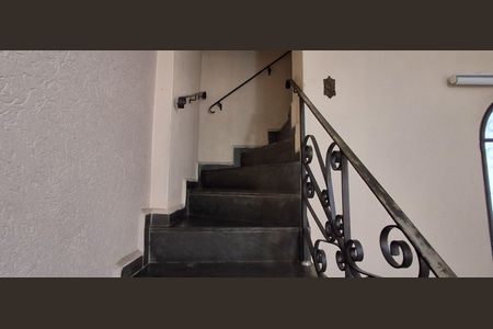 Casa à venda com 196m², 3 quartos e 2 vagasEscada