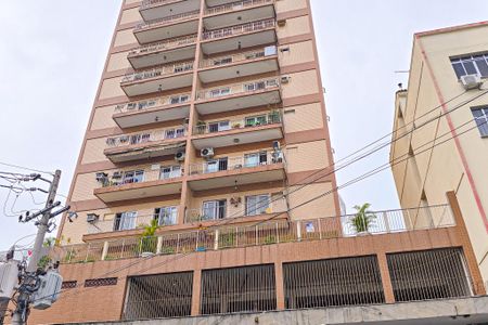 Apartamento para alugar com 80m², 2 quartos e 1 vagaFachado do condomínio com placa