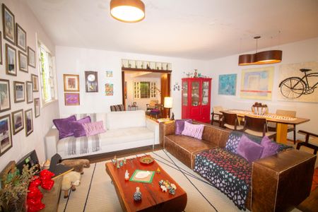 Casa à venda com 313m², 4 quartos e 2 vagasSala