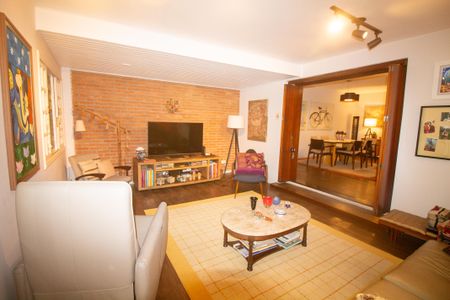 Casa à venda com 313m², 4 quartos e 2 vagasSala de TV