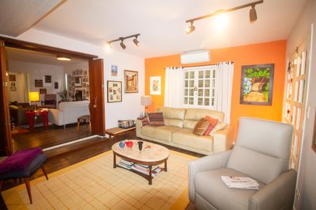 Casa à venda com 313m², 4 quartos e 2 vagasSala de TV