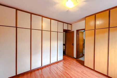 Casa à venda com 295m², 4 quartos e 6 vagasSuíte