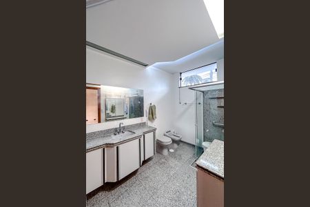 Casa à venda com 295m², 4 quartos e 6 vagasBanheiro da Suíte