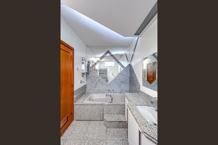 Casa à venda com 295m², 4 quartos e 6 vagasBanheiro da Suíte