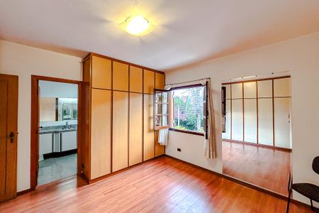 Casa à venda com 295m², 4 quartos e 6 vagasSuíte