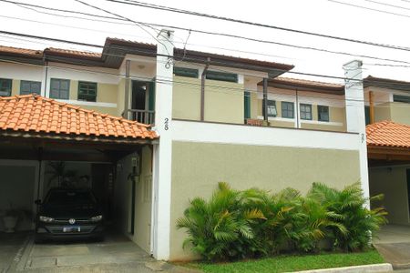 Casa de condomínio à venda com 100m², 3 quartos e 2 vagasFachada/Garagem 
