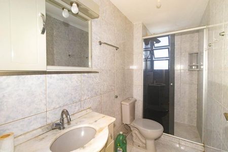 Banheiro  de apartamento para alugar com 1 quarto, 44m² em São João, Porto Alegre