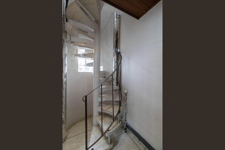 Casa para alugar com 150m², 5 quartos e 3 vagas Casa para alugar com 150m², 5 quartos e 3 vagasEscada