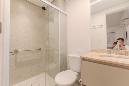 Apartamento para alugar com 55m², 2 quartos e 1 vaga Apartamento para alugar com 55m², 2 quartos e 1 vagaBanheiro da Suíte 1