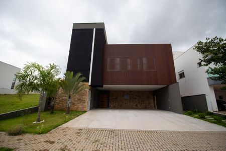 Casa de condomínio para alugar com 350m², 3 quartos e 4 vagasFachada