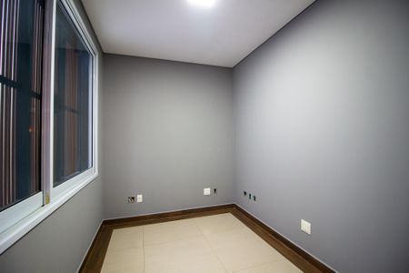 Casa de condomínio para alugar com 350m², 3 quartos e 4 vagasEscritório
