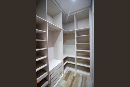 Casa de condomínio para alugar com 350m², 3 quartos e 4 vagasCloset da suíte 3