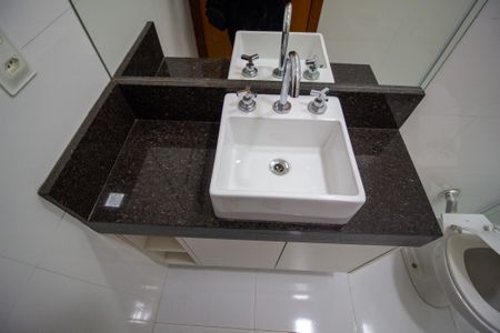 Casa de condomínio para alugar com 350m², 3 quartos e 4 vagasBanheiro de serviço