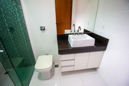 Casa de condomínio para alugar com 350m², 3 quartos e 4 vagasBanheiro da Suíte